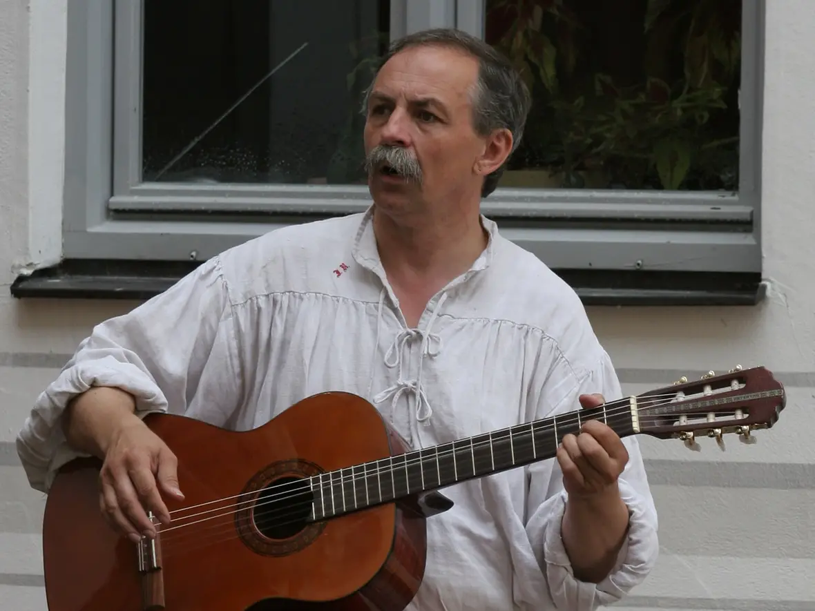 grosser-musiker-mit-gitarre