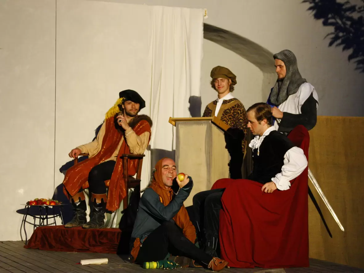 der-narr-mit-dem-apfel