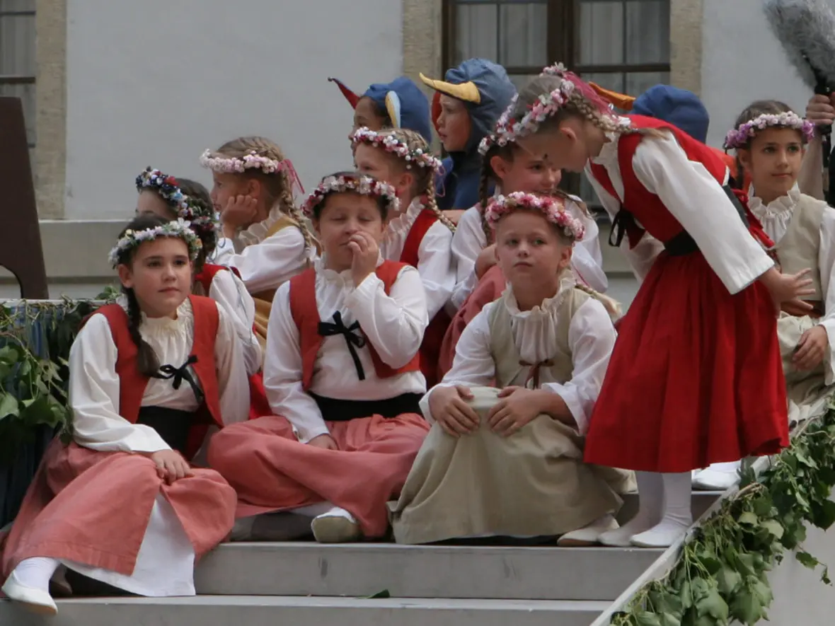 blumenkinder-auf-der-treppe