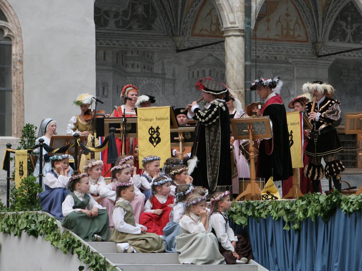 die-neuburger-hofmusik-mit-jungen-zuschauern