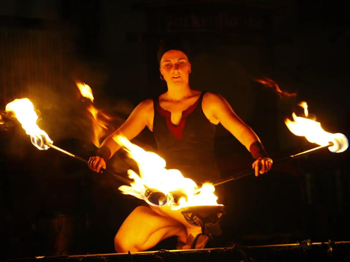 entzuenden-der-fackeln-an-der-feuerschale
