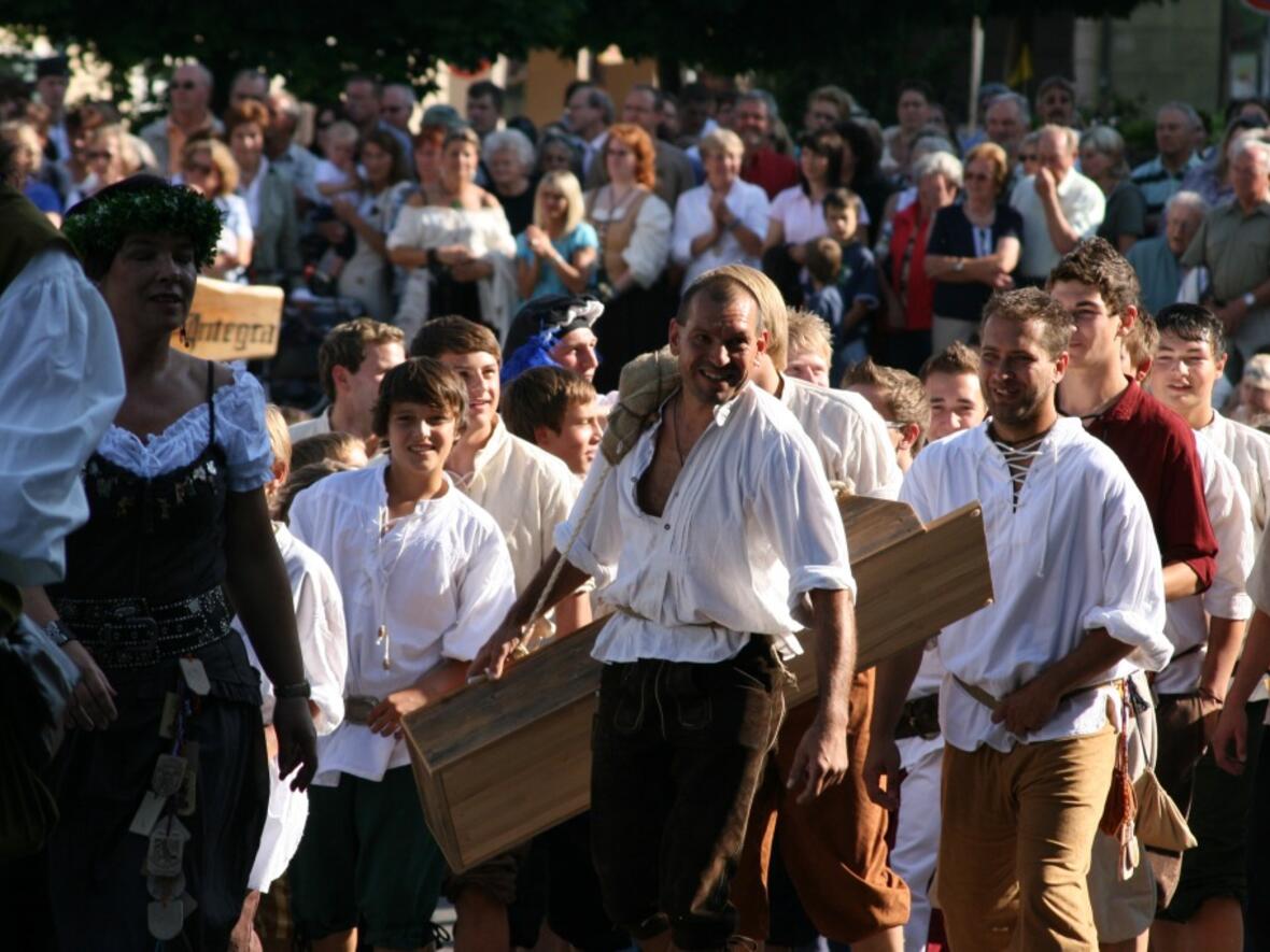 schwer-bepackt-den-stadtberg-hinauf