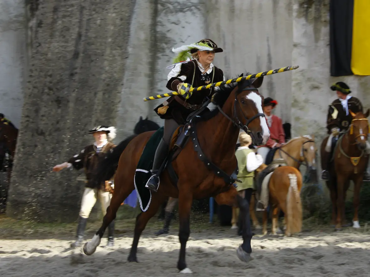 turnierdame-im-galopp
