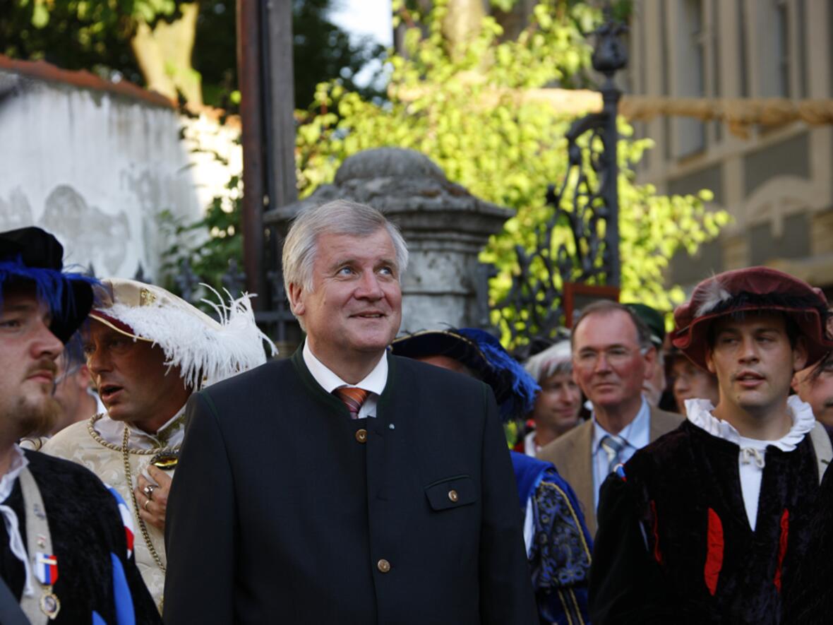 rundgang-durch-das-neuburger-schlossfest