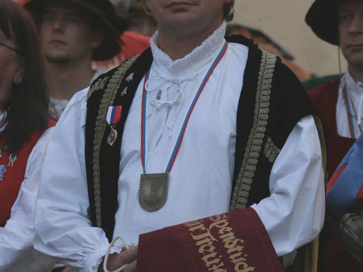 friedhelm-lahn-mit-dem-spendentuch