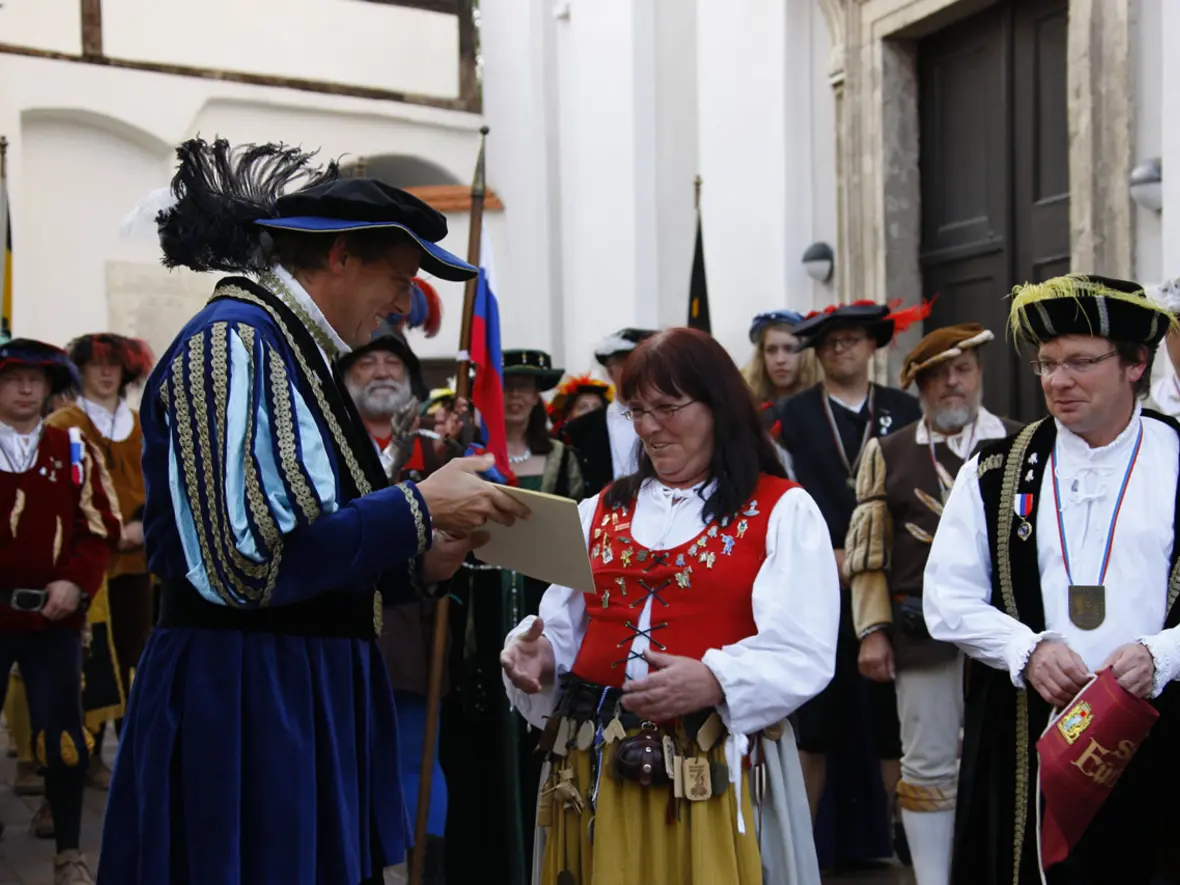 die-uebergabe-der-urkunde