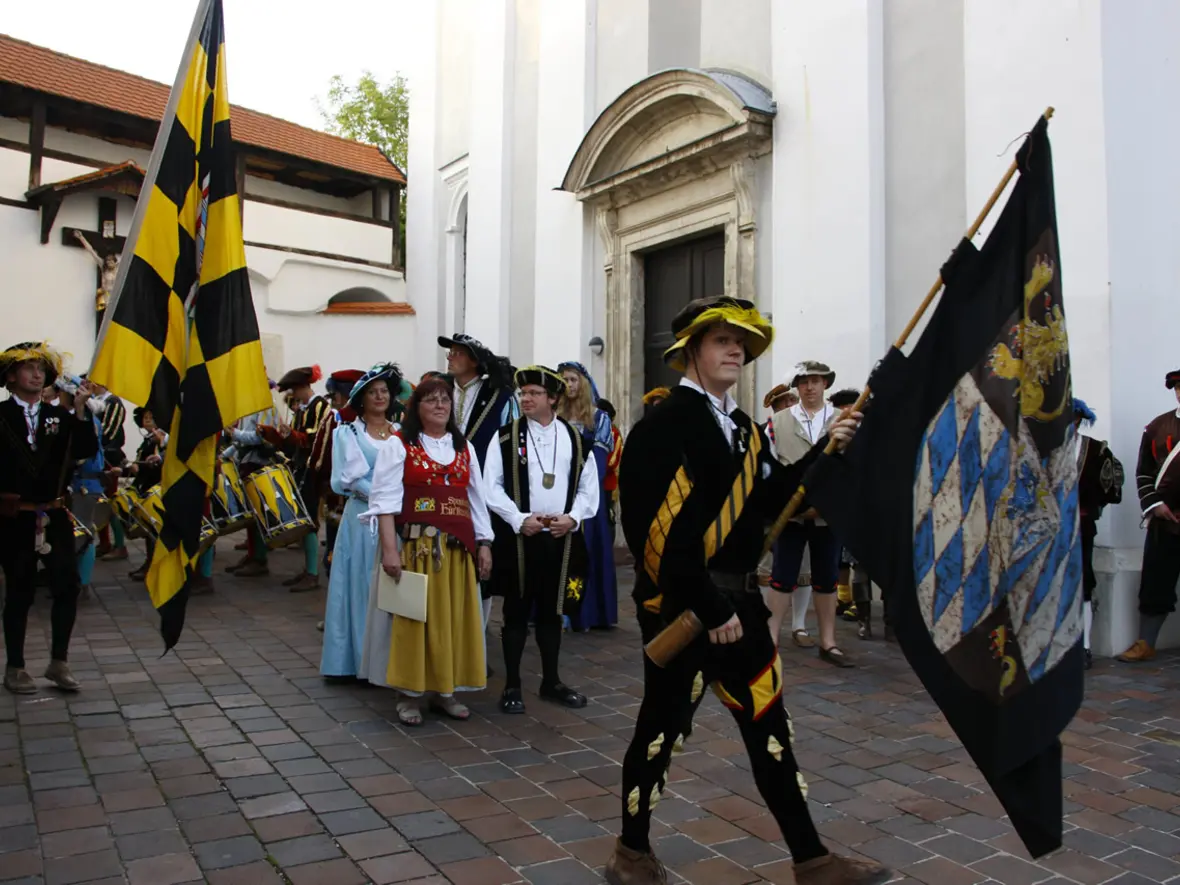 die-fahnentraeger-der-der-uebergabe