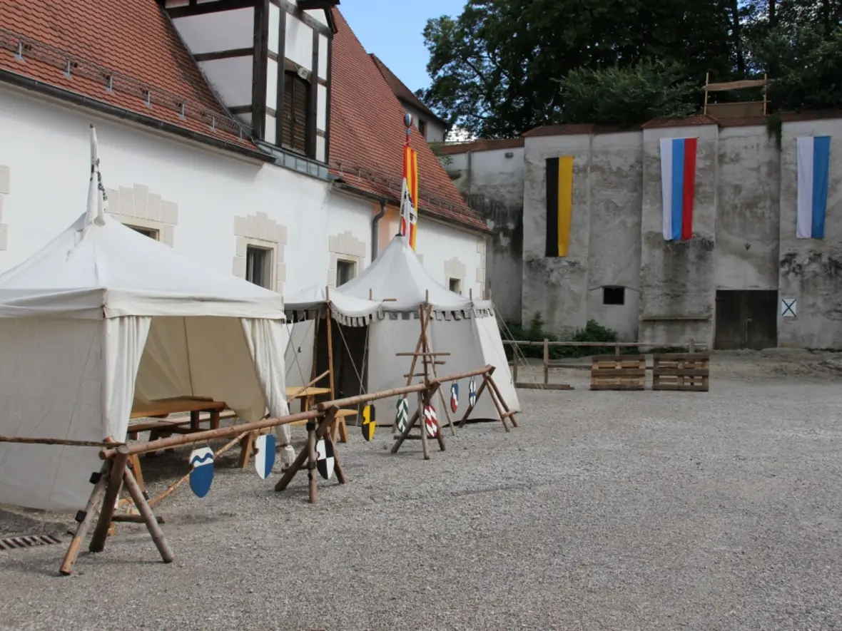 aufbau-im-innenhof-vom-marstall1