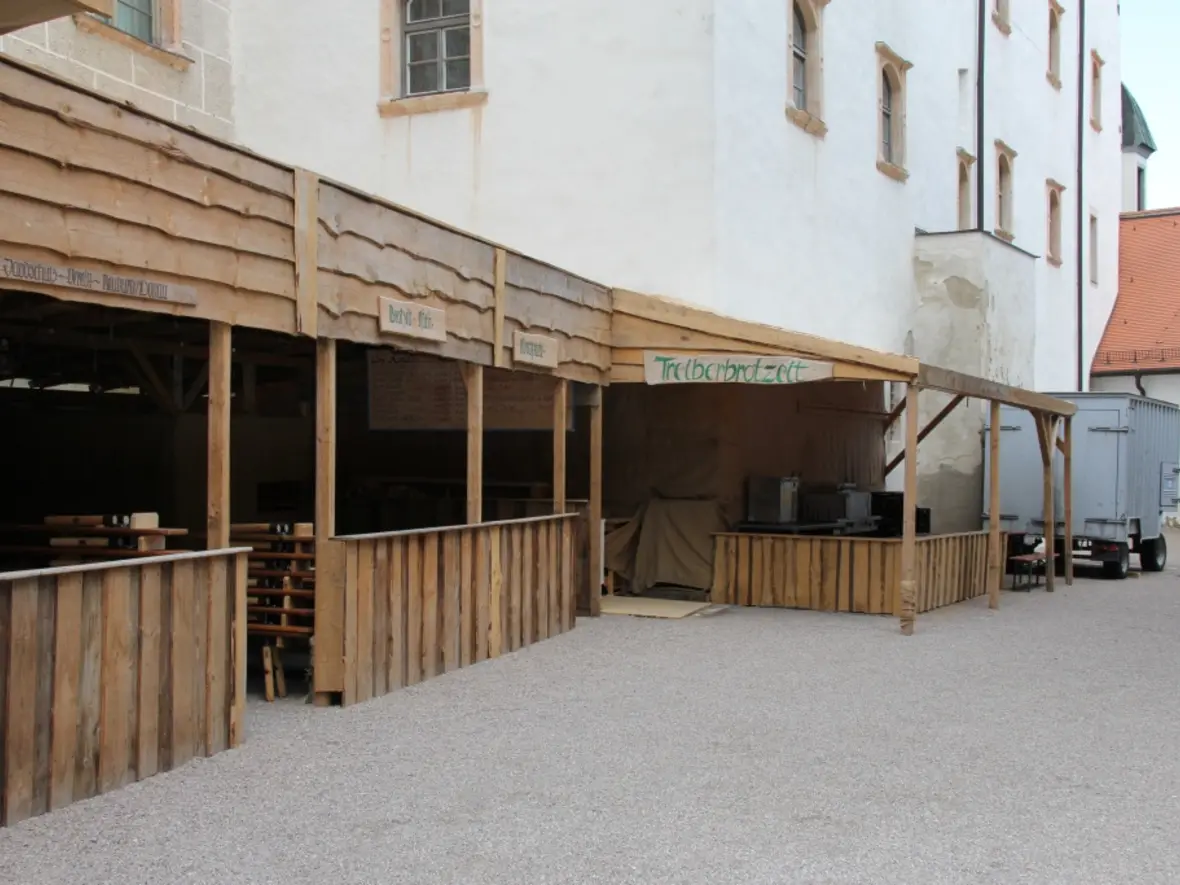 aufbau-im-gerichtshof-bei-den-jaegern