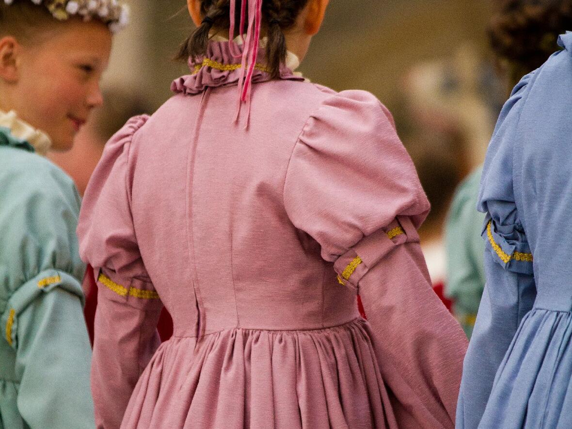 toller-haarschmuck-bei-den-hofdamen