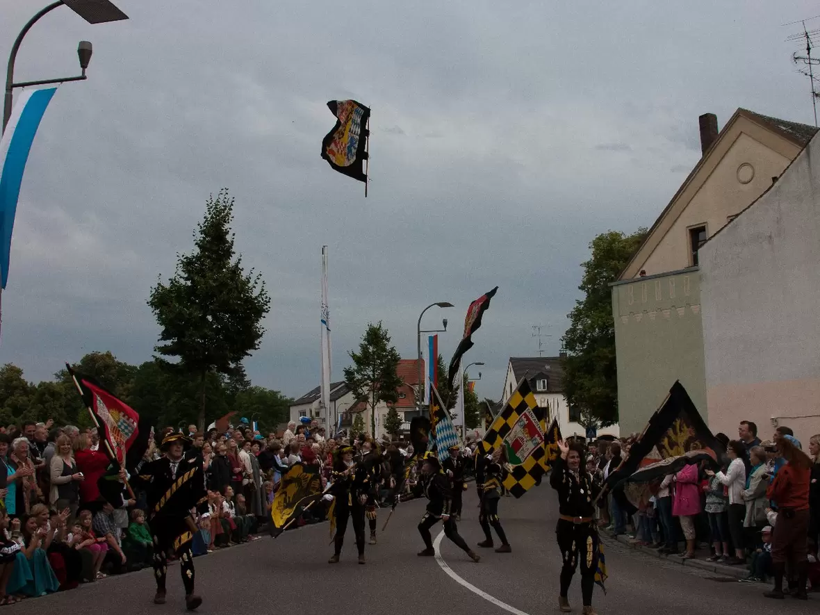 fahnen-fliegen-durch-die-luft