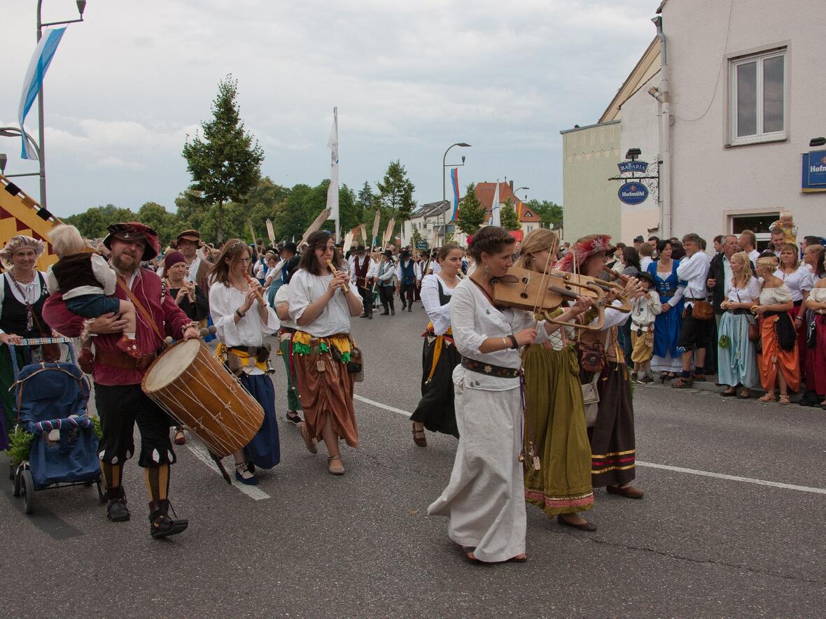 schlossfest-bilder-einzug-zu-eroeffnung-038