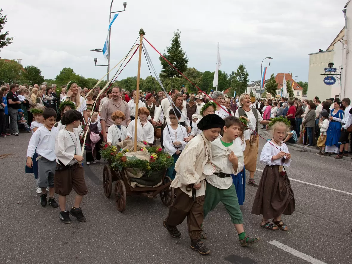 schlossfest-bilder-einzug-zur-eroeffnung-049