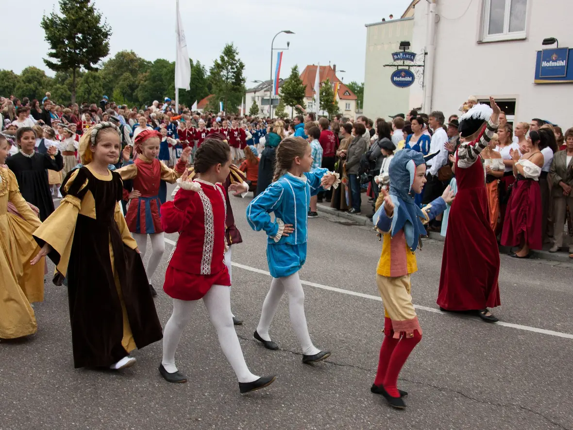 schlossfest-bilder-einzug-zur-eroeffnung-008