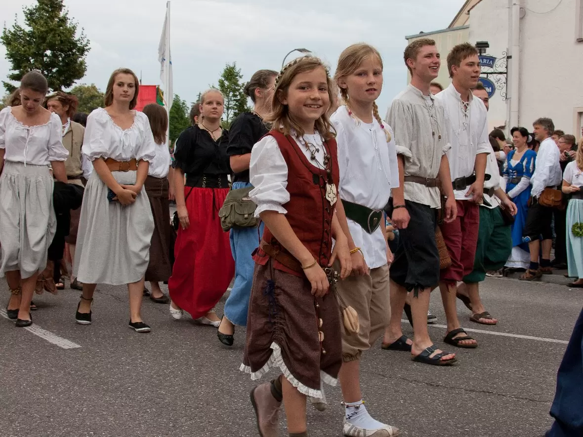 schlossfest-bilder-einzug-zur-eroeffnung-039