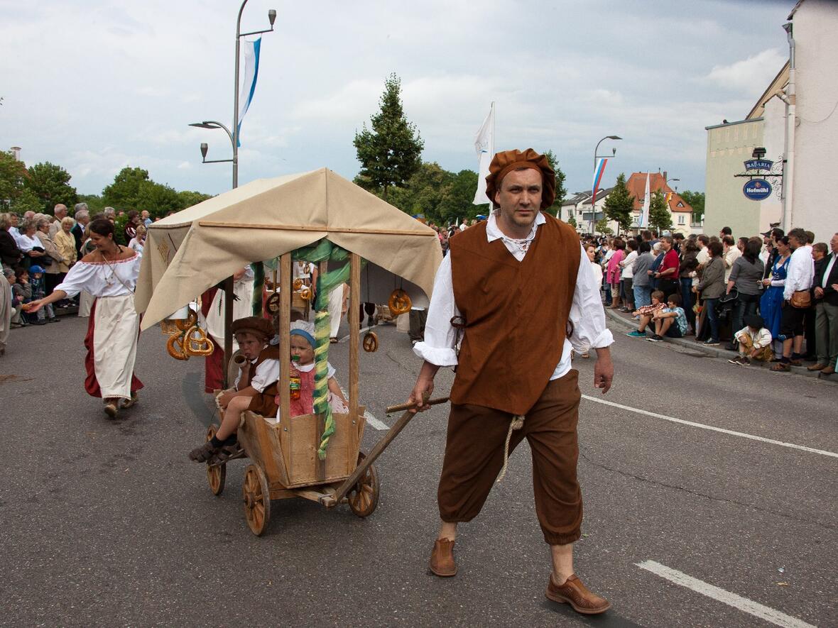 schlossfest-bilder-einzug-zur-eroeffnung-060