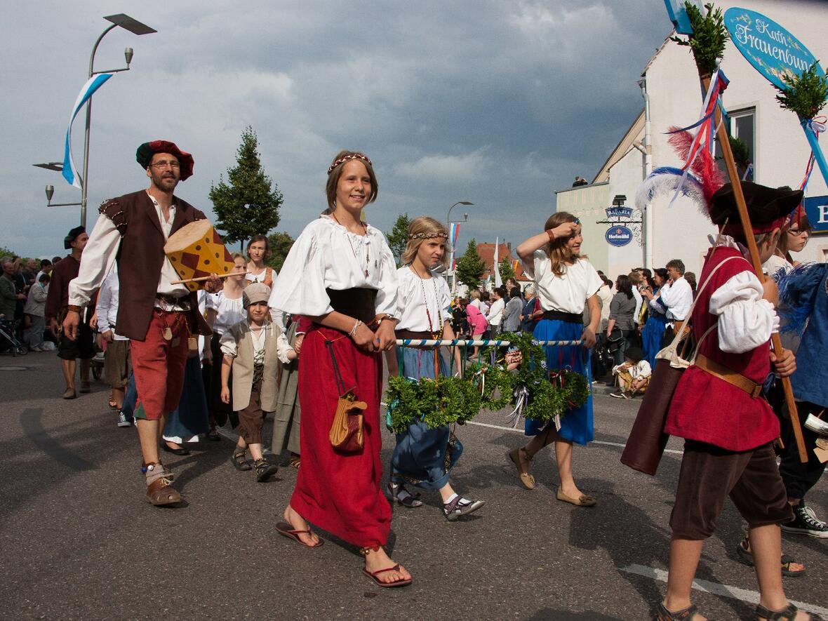 schlossfest-bilder-einzug-zur-eroeffnung-070