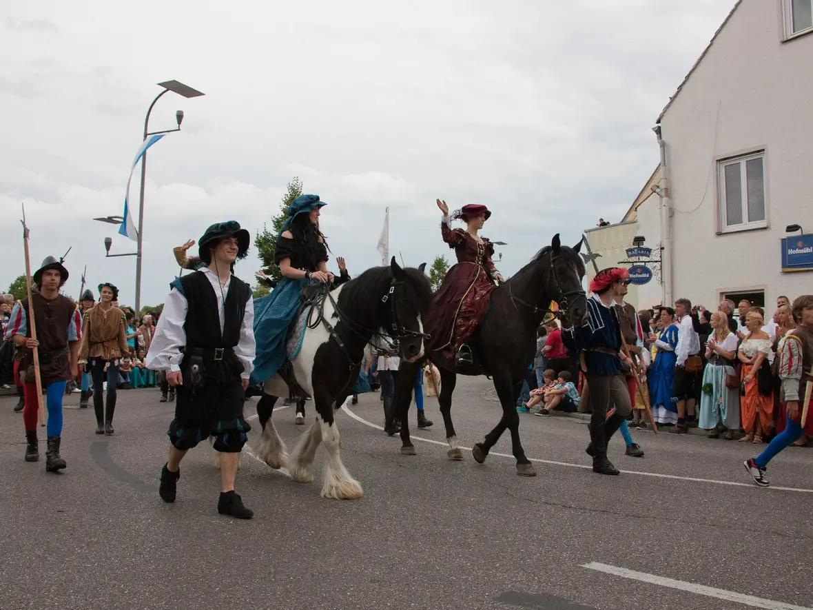 schlossfest-bilder-einzug-zur-eroeffnung-032