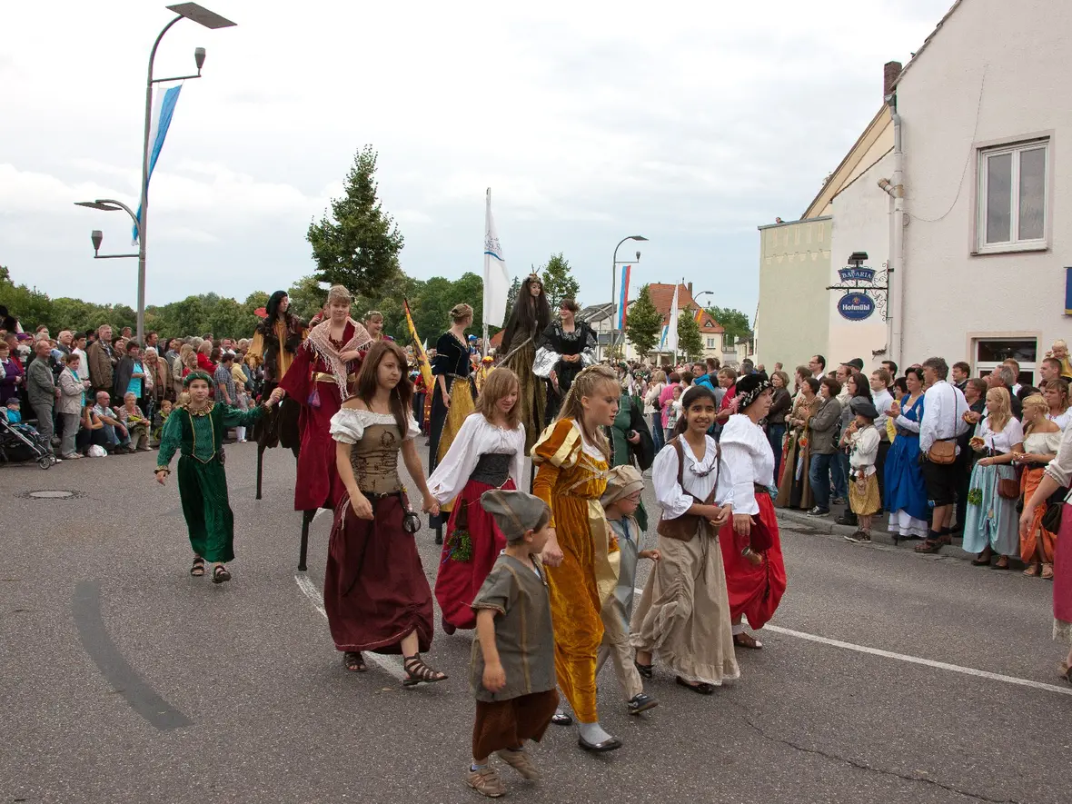 schlossfest-bilder-einzug-zur-eroeffnung-035