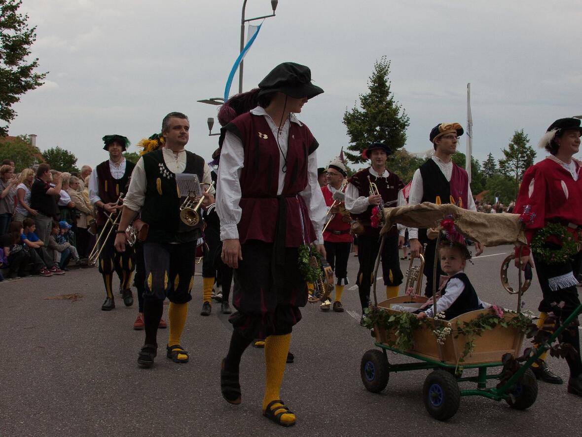 schlossfest-bilder-einzug-zur-eroeffnung-015