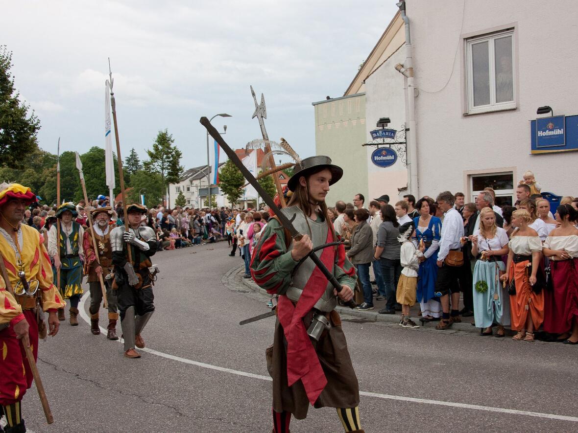 schlossfest-bilder-einzug-zur-eroeffnung-037