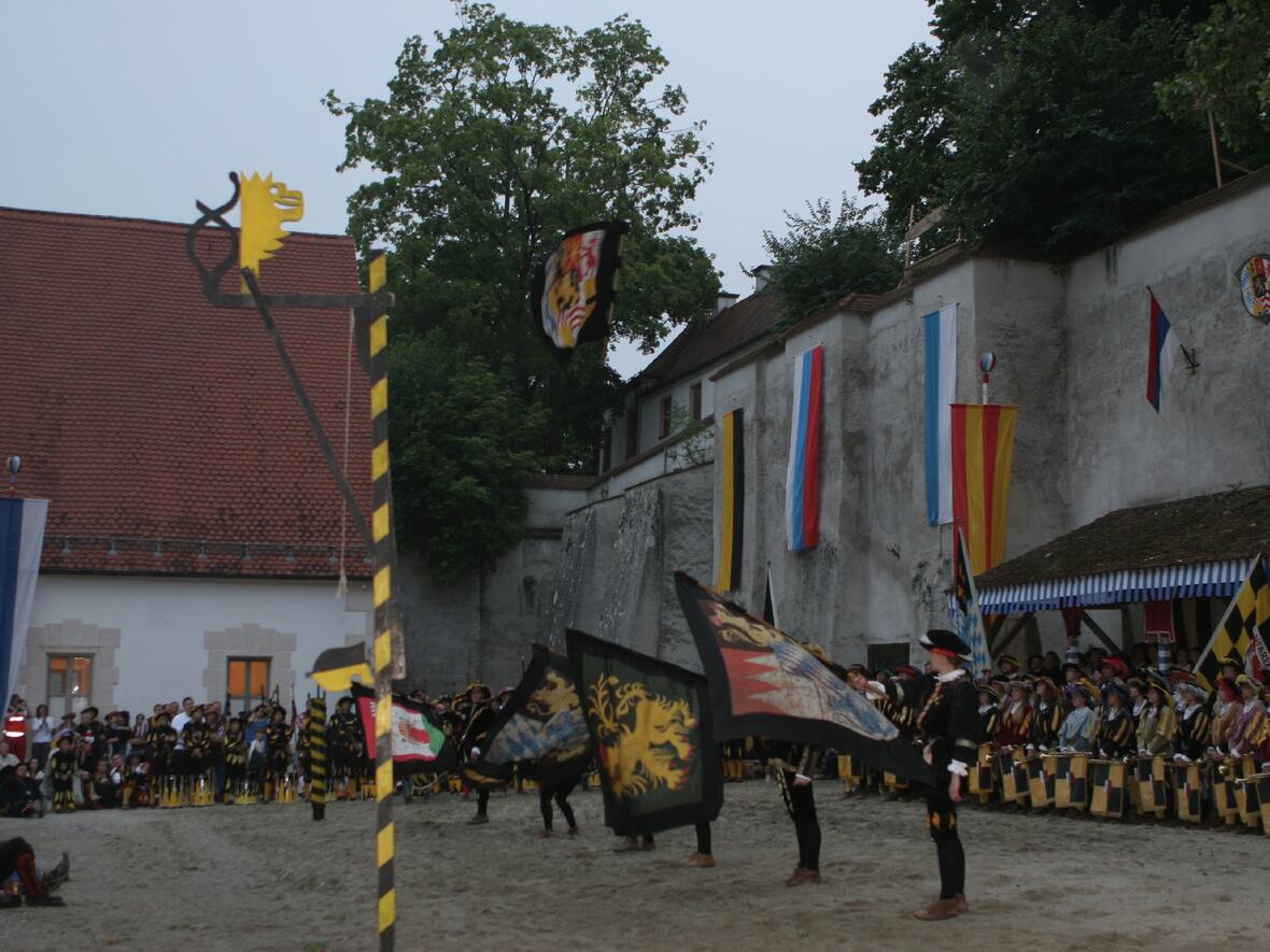 das-neue-werk-der-fahnenschwinger-wird-vorgestellt