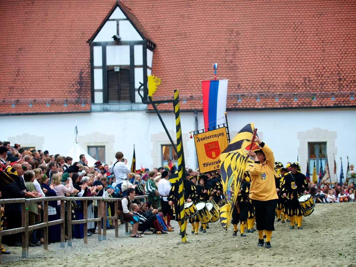 der-zweite-fanfahrenzug-marschiert-ein