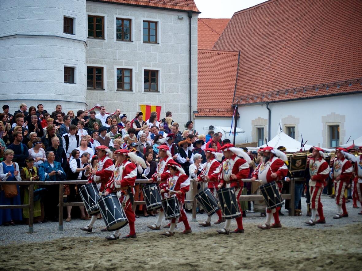 der-erste-fanfahrenzug-marschiert-ein