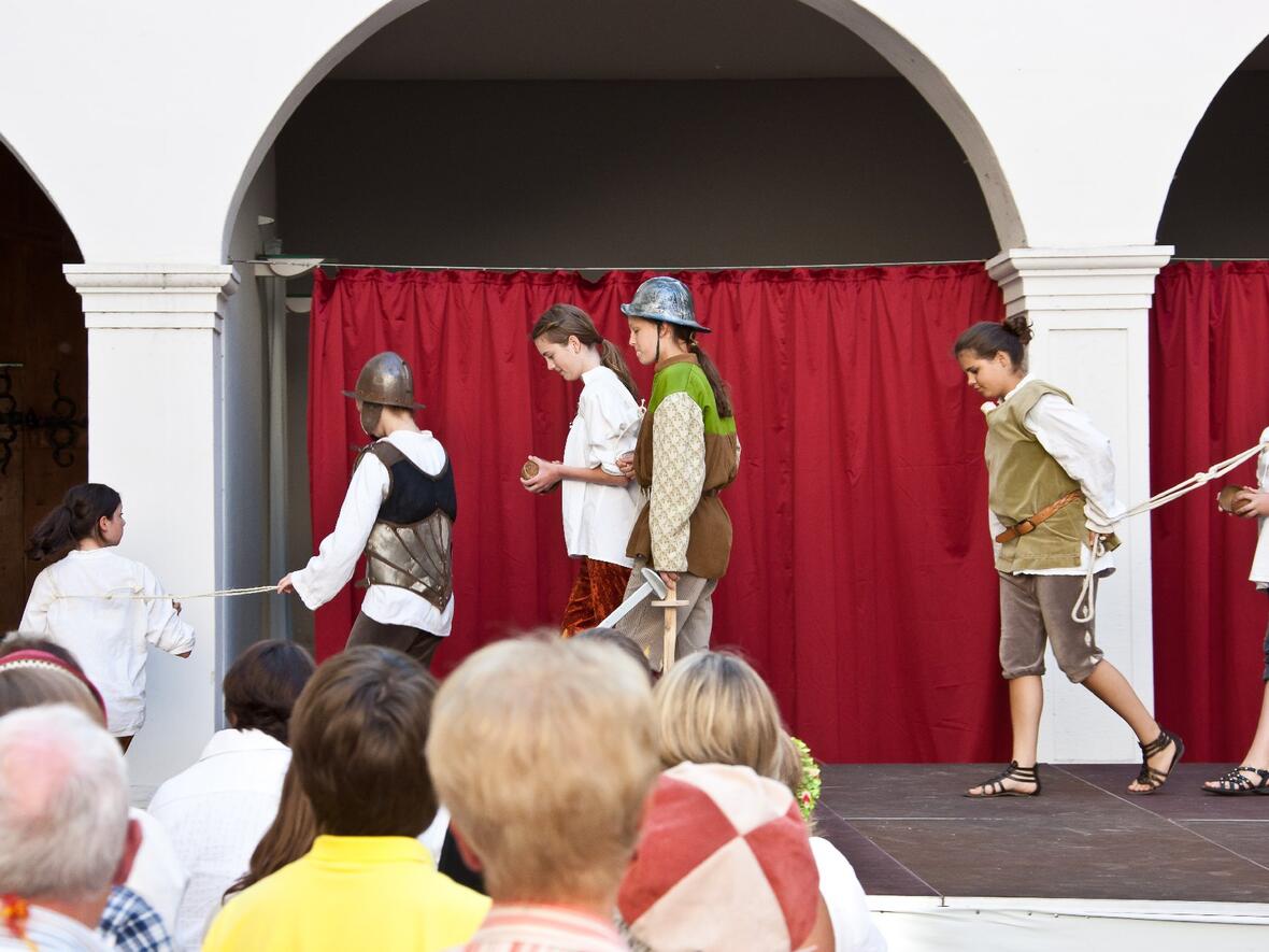 22-sancho-pansa-folgt-mit-burito-dem-esel-nach
