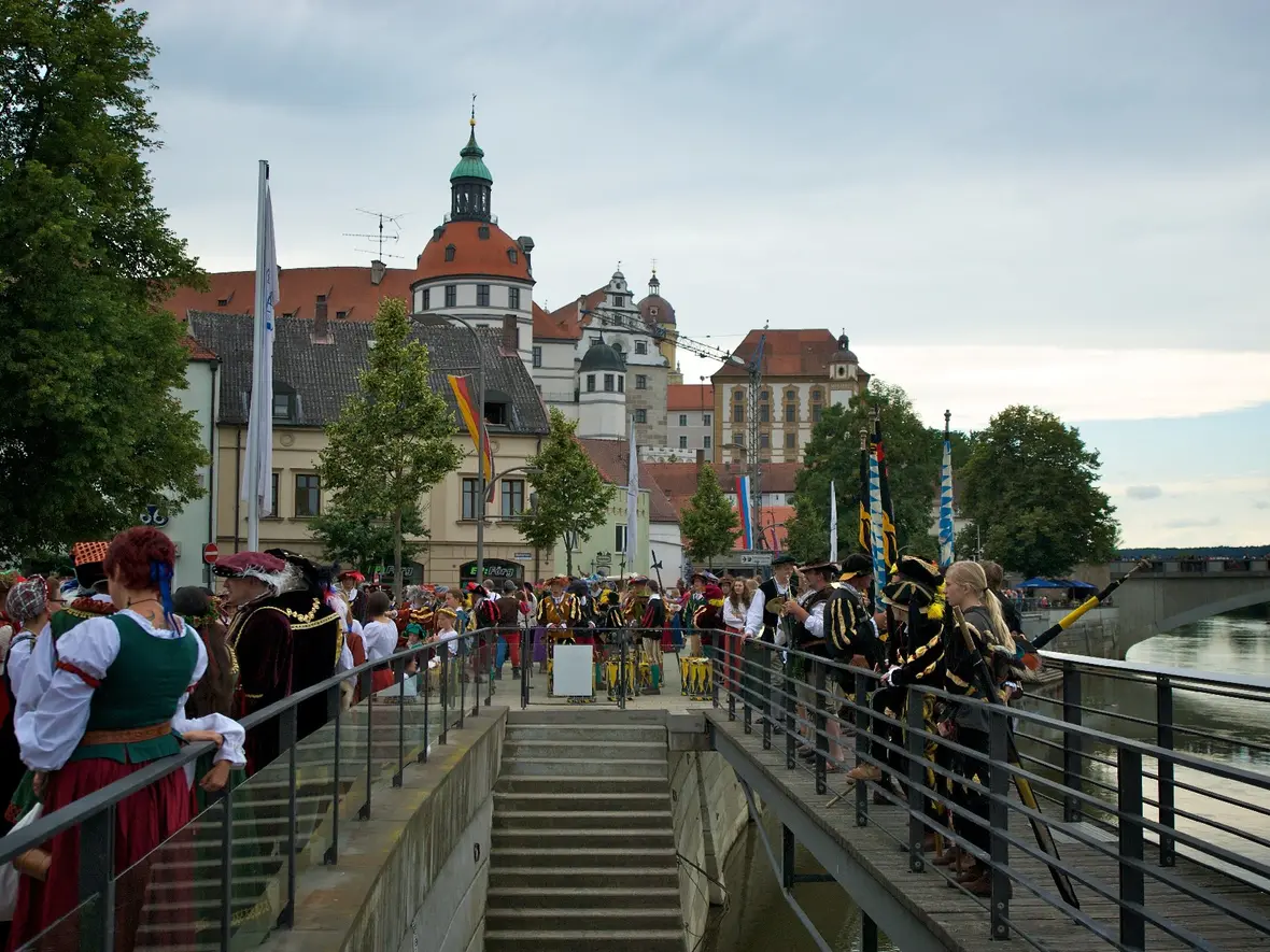 versammlung-im-anblicke-des-schlosses