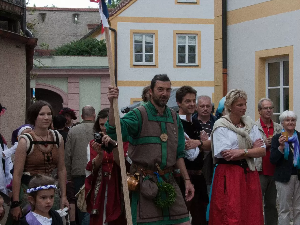 bewacher-des-froehlichen-gesindes