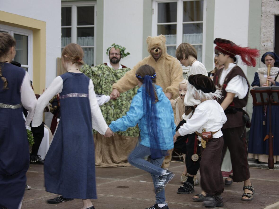 tanz-auf-dem-markt-14