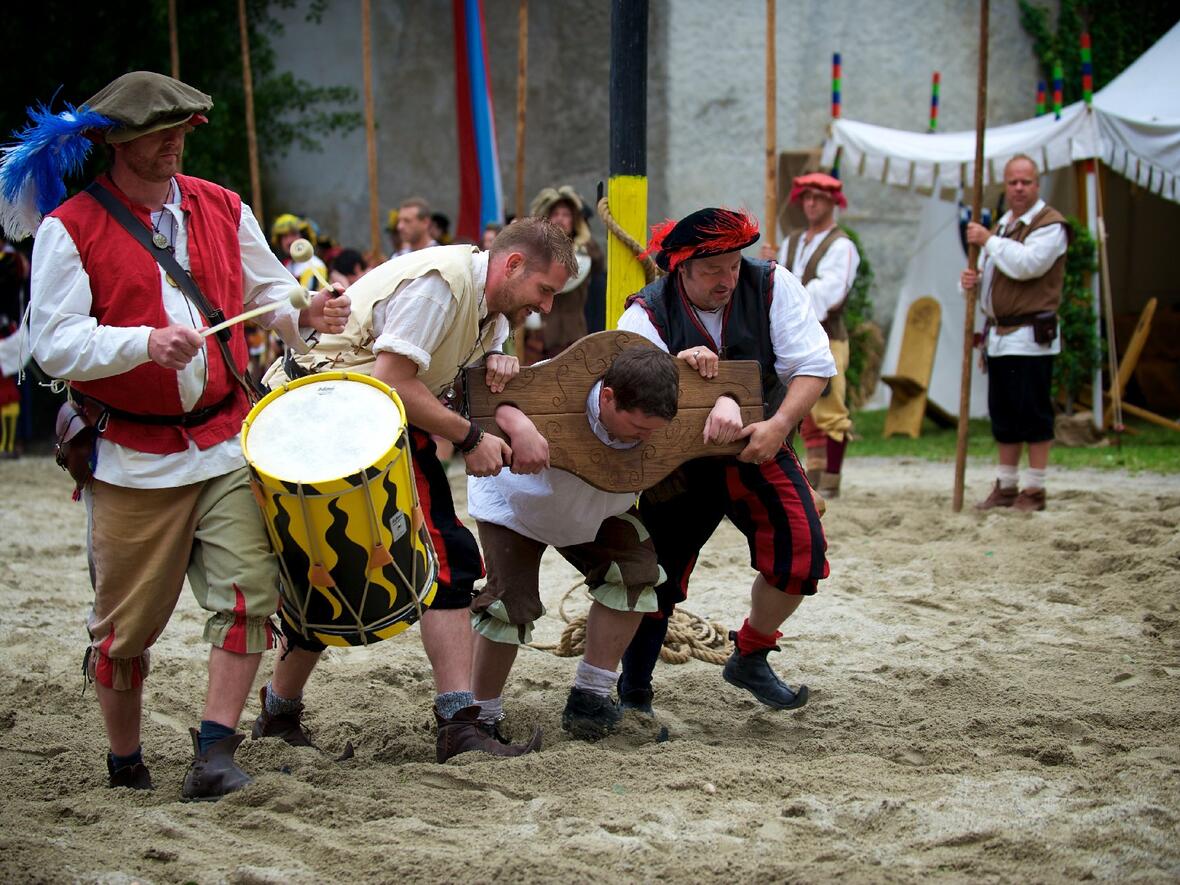 die-lanzknechte-mit-einem-gefangenen-2