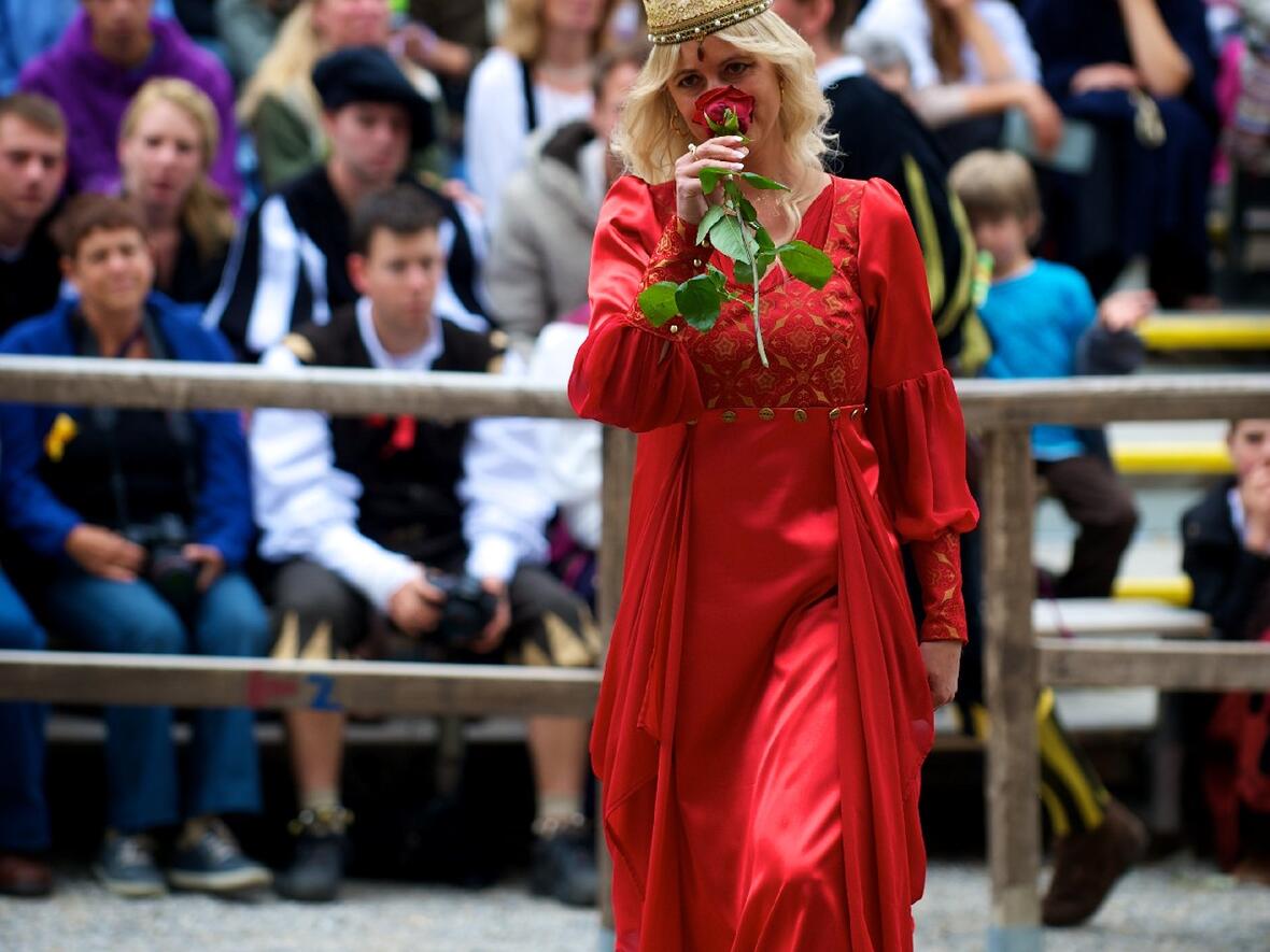 schoene-maid-im-roten-samt