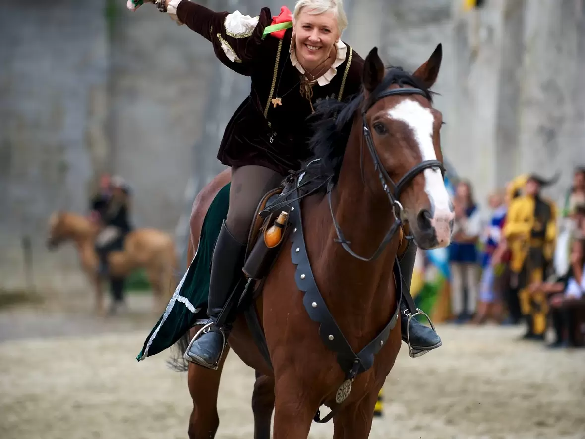 die-flotte-reiterin-im-galopp
