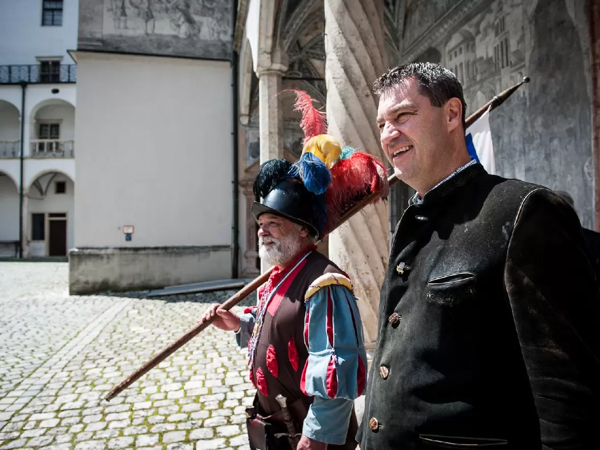 besuch-soeder-005-jm-im-schlosshof