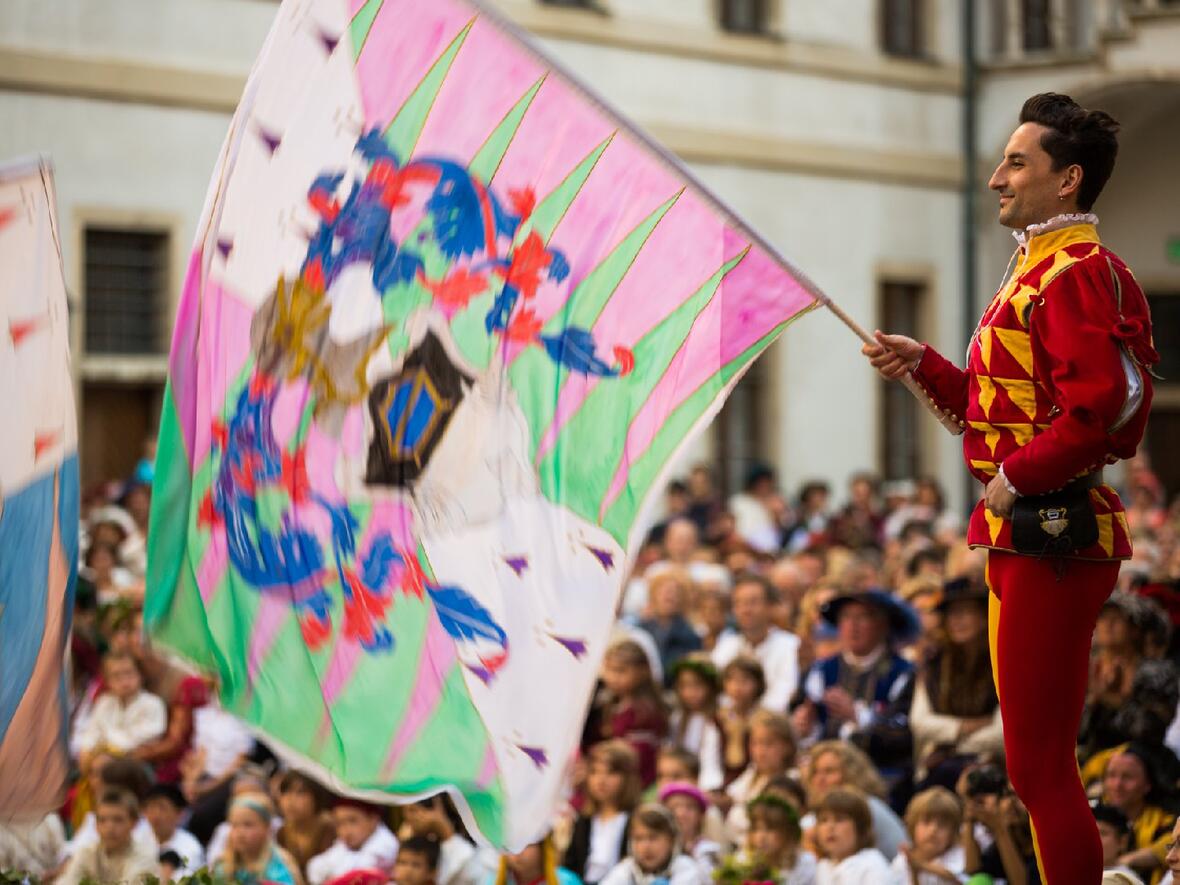 2013-06-25_eroeffnung_jtw-17-bunte-fahnenpracht