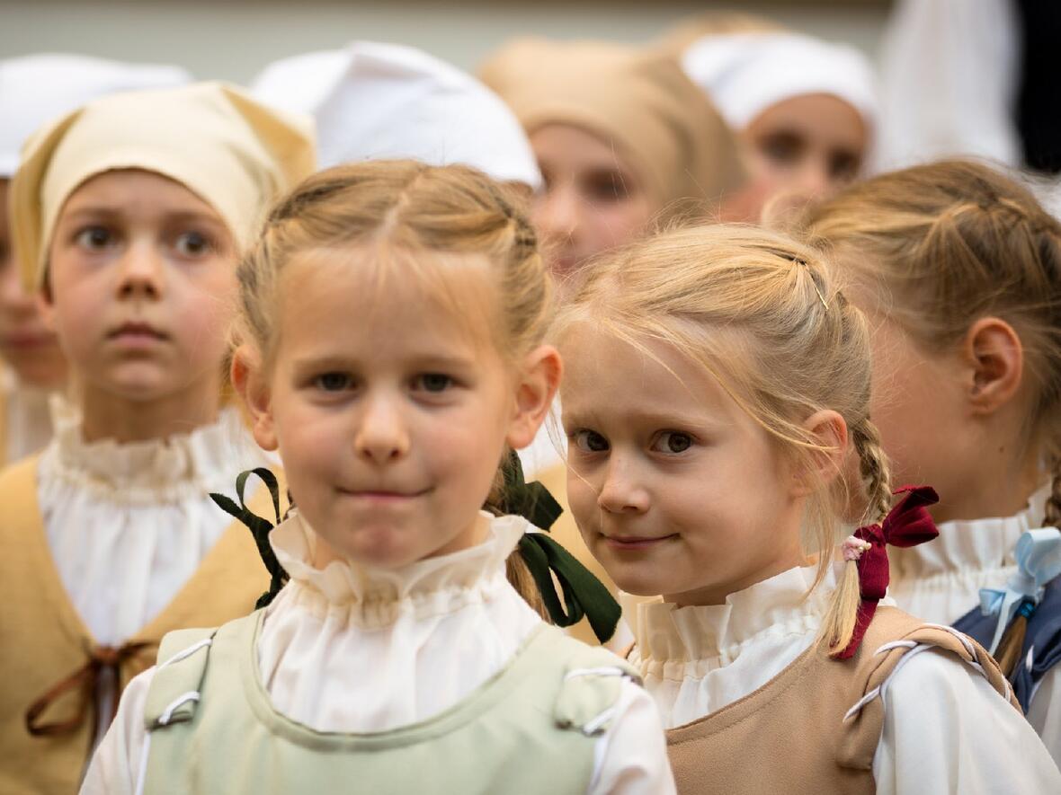 2013-06-25_eroeffnung_jtw-8-schlossfest-maedchen