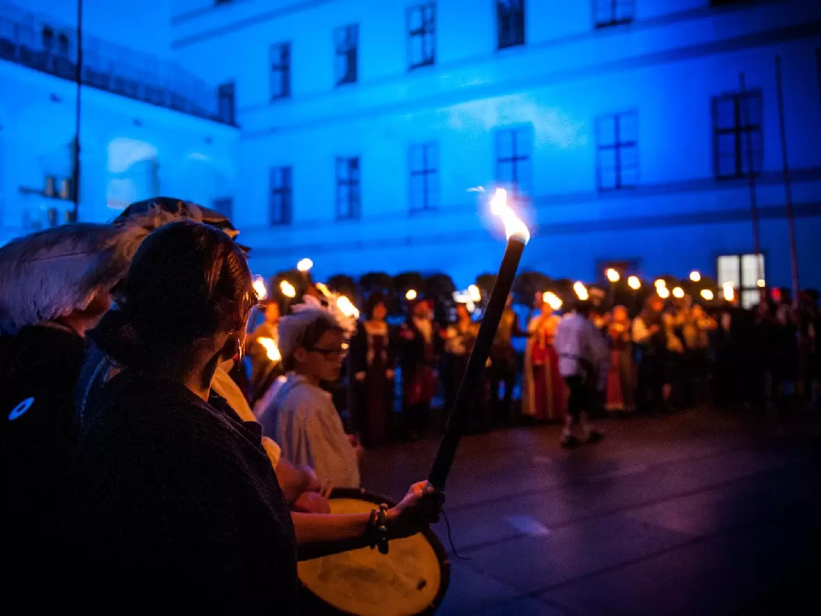fest-der-spielleut-002-jm-buehne-bei-nacht-im-fackelschein