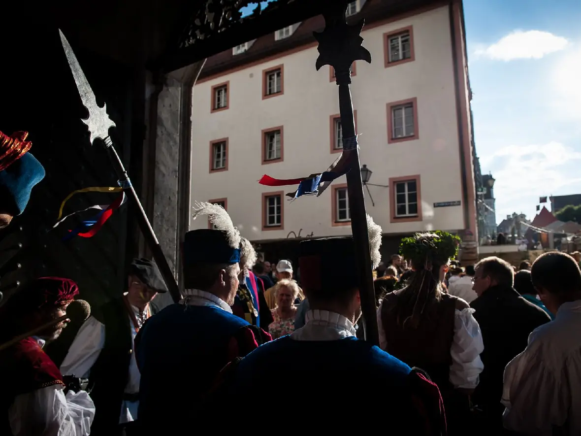 markttreiben-001-jm-auszug-aus-dem-schlosshof
