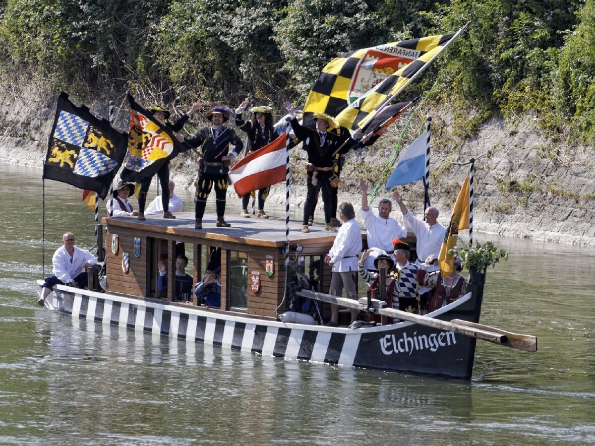 130628_einzug_ww-0013-ankunft-der-fahnentraeger