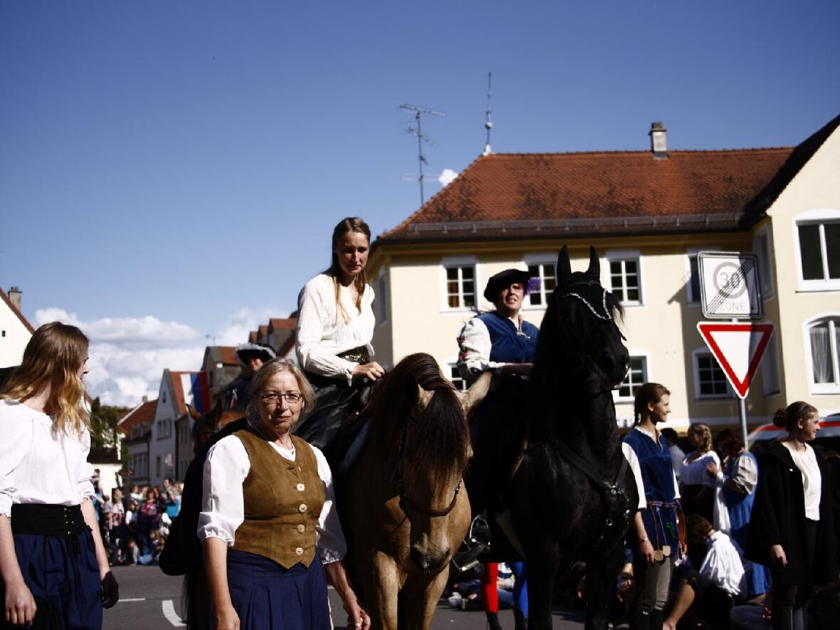 130628_einzug_ww-0007-reiterinnen
