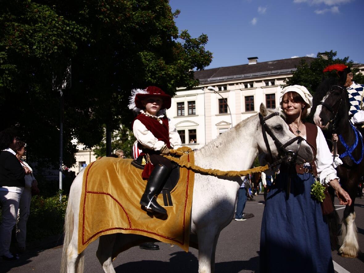 130628_einzug_ww-0002-frueh-uebt-sich-der-reiter