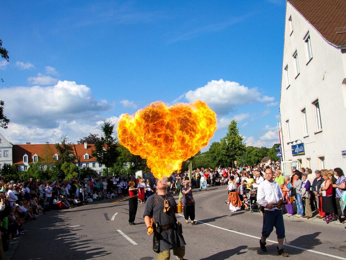 130628_einzug_mr-0006-feuerspucker-vor-blauem-himmel