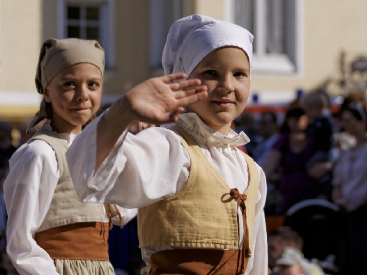 130628_einzug_ww-0026-junge-schlossfest-maegde