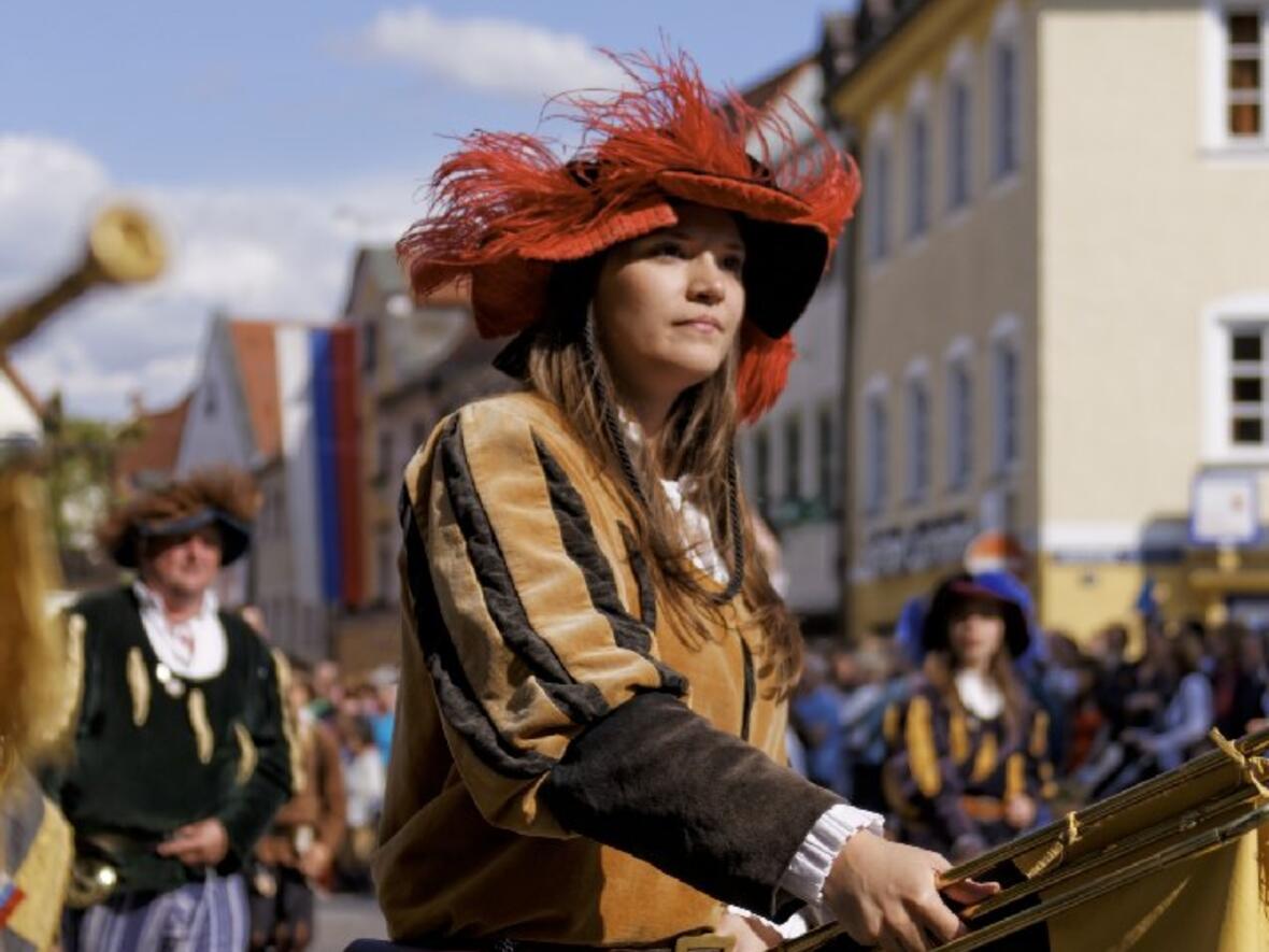 130628_einzug_ww-0021-fanfarentraegerin