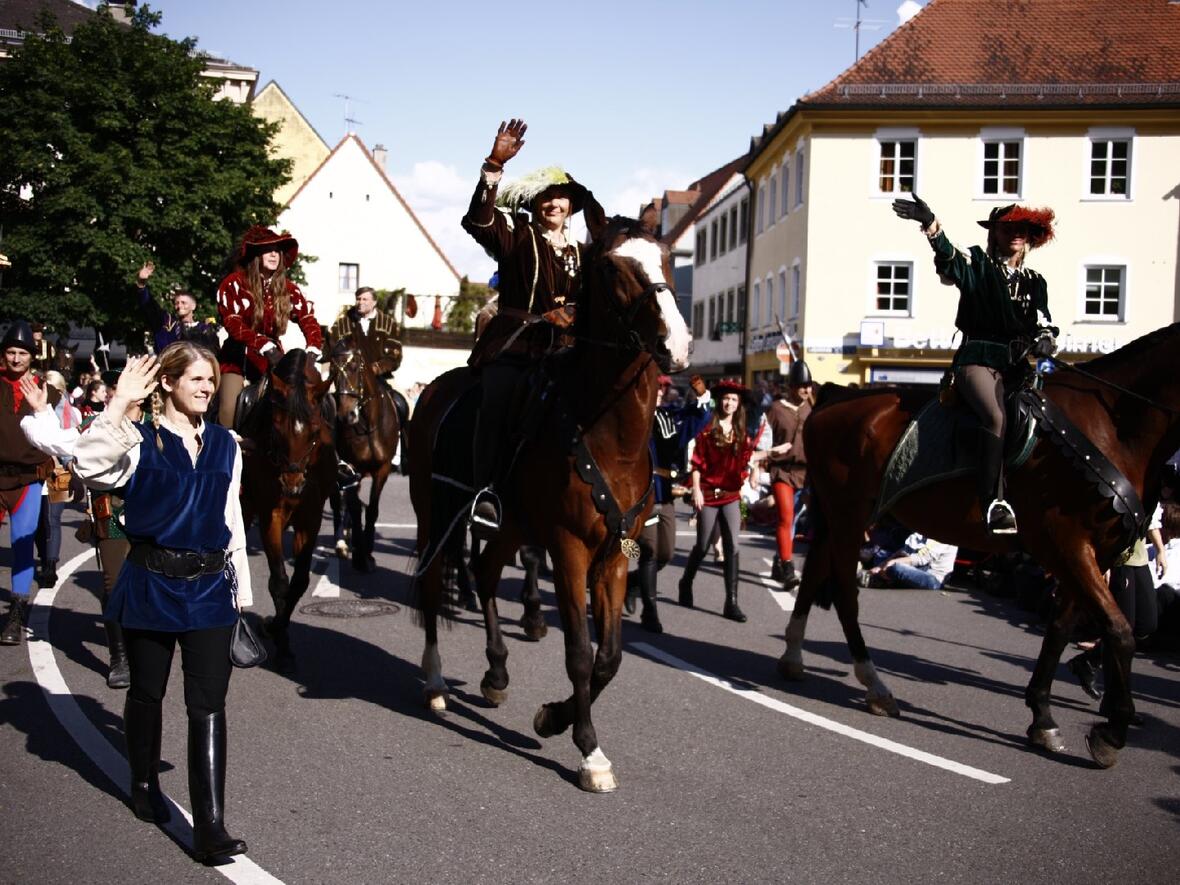 130628_einzug_ww-0006-damen-zu-pferde