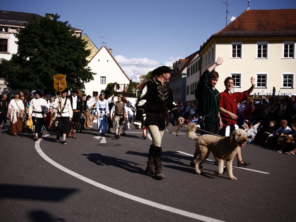 130628_einzug_ww-0008-umzug-mit-hund