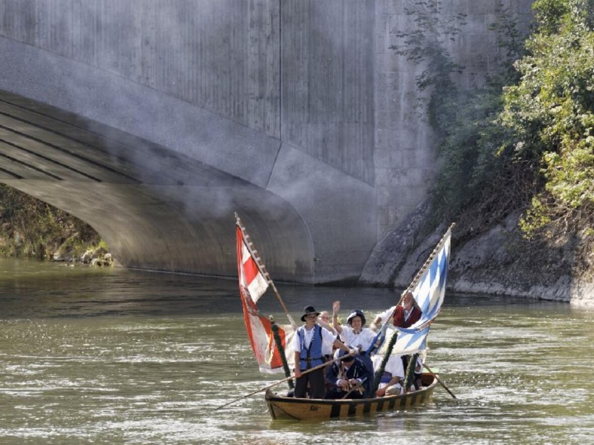 130628_einzug_ww-0031-die-ersten-schlossfest-zillen-an-der-donaubruecke