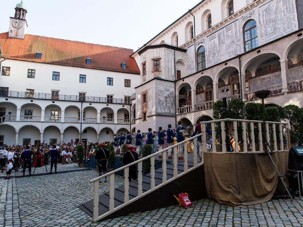 130628_steckenreitertanz_sb-011-innenhof-neuburger-schloss